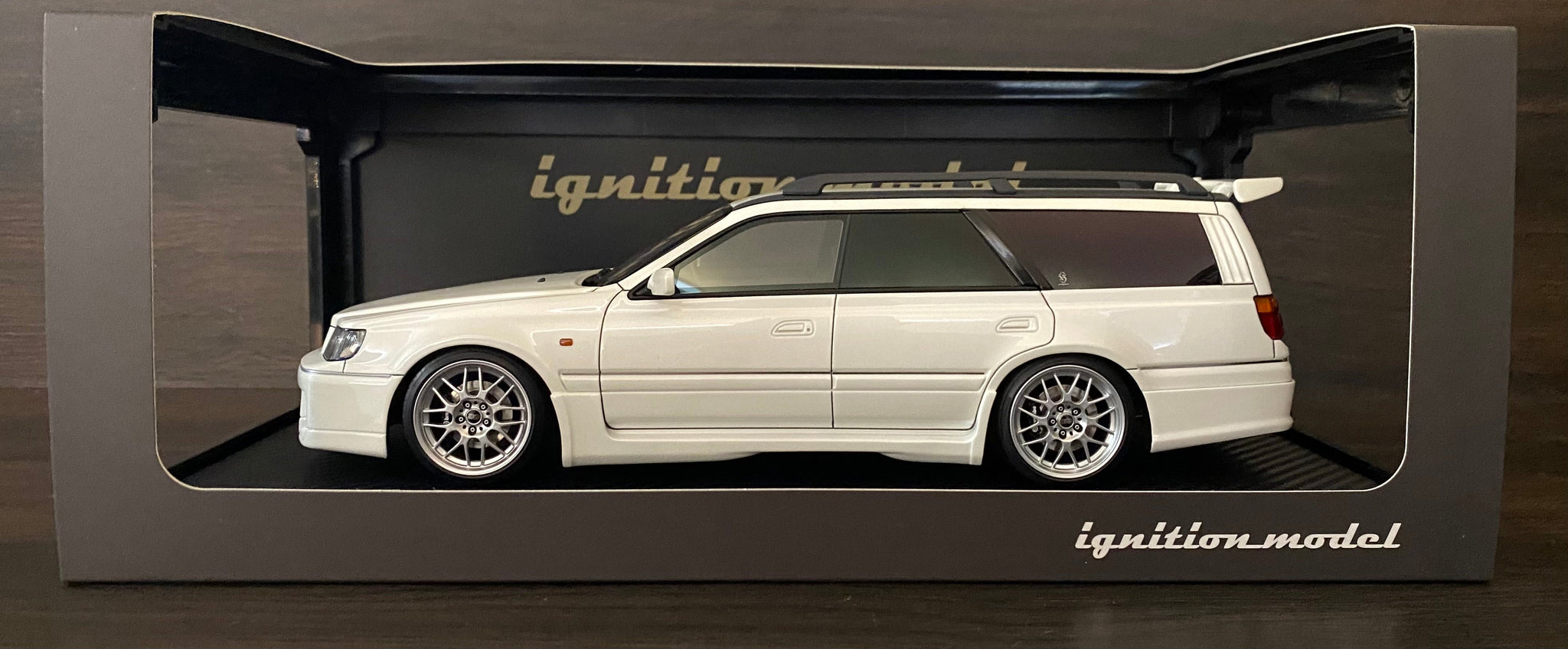 Ignition Model 1:18 Scale White Nissan Stagea 260RS (WGNC34) Pearl